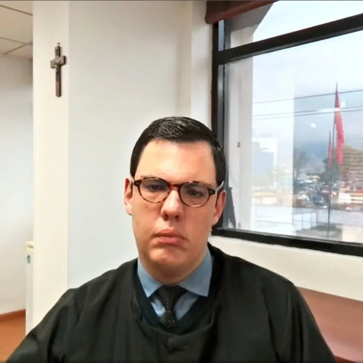 Imagen del juez José Hoffman en el desarrollo de una diligencia judicial.